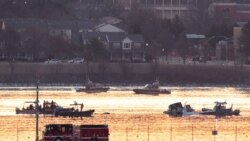 Hơn 60 người thiệt mạng khi máy bay chở khách đâm trực thăng, rơi xuống sông ở thủ đô Washington | VOA 