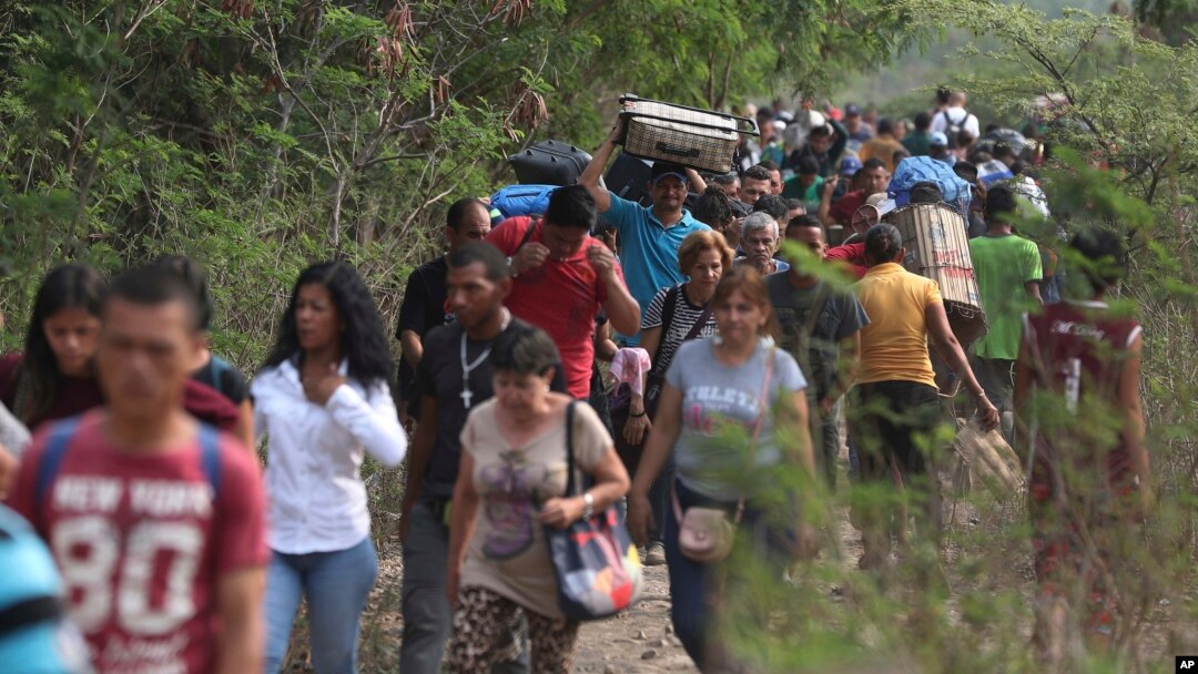 Venezolanos cruzan ilegalmente hacia Colombia, cerca del puente internacional Simón Bolívar en La Parada, cerca de Cúcuta, el 6 de marzo de 2019.