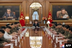 ภาพที่สื่อ KCNA ของรัฐบาลเปียงยางเผยแพร่ออกมาในวันที่ 10 ส.ค. 2023 และระบุว่า บันทึกเมื่อวันที่ 9 ส.ค. 2023 แสดงให้เห็นภาพ คิม จอง อึน ผู้นำเกาหลีเหนือ ขณะเป็นประธานการประชุมคณะกรรมการธิการกลางด้านทหารของพรรคแรงงานเกาหลี