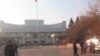 北京一中院前，警方不准市民和记者靠近。 ( 美国之音东方拍摄) 
