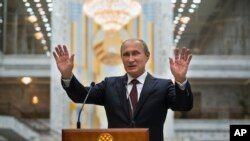 Путін спілкується з пресою у Мінську.