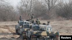 Архівне фото: Танки Leopard 2A4 під час навчань в Угорщині, 6 лютого 2023 року REUTERS/Bernadett Szabo