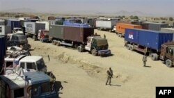 Binh sĩ Pakistan canh gác bên cạnh các xe tại chở tiếp liệu tại khu vực biên giới giáp với Afghanistan