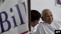 Nhà hoạt động xã hội Anna Hazare, phải, tuyệt thực chống tham nhũng tại New Delhi, Ấn Độ, 07/04/2011