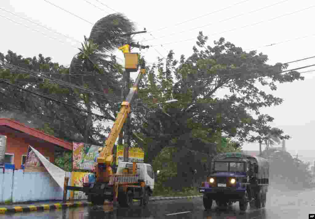 Binh sĩ Philippines thực thi lệnh sơ tán người dân như khi bão Haiyan ập vào thành phố Legazpi, tỉnh Albay, phía nam Manila, ngày 8 tháng 11, 2013.