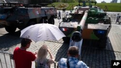 Росіянам демонструють французький AMX-10RC, захоплений російськими військами в Україні. Виставка Міноборони Росії із понад 30 одиниць важкої техніки західного виробництва, включно з американським танком M1 Abrams. Москва, 31 травня 2024 р. AP Photo/Alexander Zemlianichenko