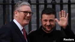 Прем’єр-міністр Великобританії Кір Стармер зустрівся з президентом України Володимиром Зеленським на Даунінг-стріт у Лондоні, Великобританія, 1 березня 2025 р. REUTERS/Toby Melville