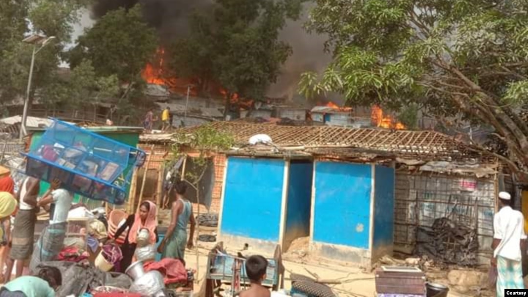 ရိုဟင်ဂျာ ဒုက္ခသည်စခန်းတွင်း မီးလောင်နေတဲ့ မြင်ကွင်း (ဓာတ်ပုံ - U Eisalam ( U Aye Lwin) မေ ၁၂၊ ၂၀၂၀)