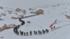 中国武警在新疆喀什的雪地上从事训练（2016年11月22日）