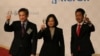 台湾总统蔡英文(中)美国在台协会处长梅健华(左)和台北美国商会会长章锦华在谢年饭晚宴上祝酒(美国之音 杨明拍摄)