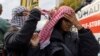 Devojke vezuju palestinsku kefiju da bi iskazale podršku na pro-palestinskim demonstracijama u Vašingtonu, 4. novembra 2023. (Foto: AP /Amanda Andrade-Rhoades)
