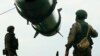 На цьому фото з відео, оприлюдненого пресслужбою Міноборони Росії 12 червня 2024 року, російські солдати завантажують пускові установки балістичних ракет "Іскандер-М" у рамках навчання військ застосуванню тактичної ядерної зброї. (Фото: пресслужба Міноборони РФ через AP)