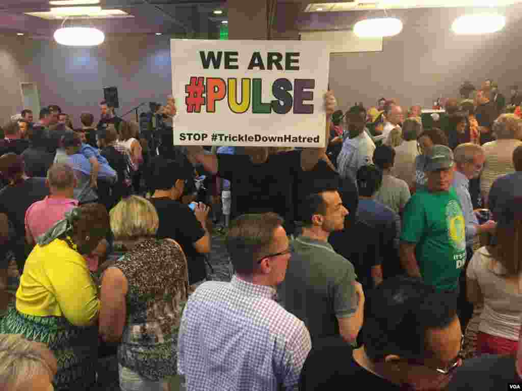 A vigil at the LGBTQ Center of Southern Nevada (Las Vegas) in response to the shooting in Orlando. (K. Farabaugh/VOA)