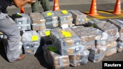 Cảnh sát Costa Rica tịch thu khoảng hai tấn cocaine tại sân bay quốc tế Juan Santa Maria ở Alajuela, 1/2/2012.