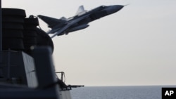 Російський СУ-24 небезпечно наблизився до ракетного есмінця США Дональд Кук у Балтійському морі у квітні.