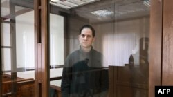 Американський журналіст Еван Гершковіч, заарештований за звинуваченням у шпигунстві, перед слуханням для розгляду апеляції щодо продовження попереднього ув'язнення в Московському міському суді, 20 лютого 2024. Фото НАТАЛІЇ КОЛЕСНІКОВОЇ / AFP