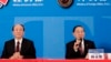 台湾经济部长张家祝与外交部长林永乐在台湾与新加坡签署贸易协议后出席记者会。（2013年11月7日）