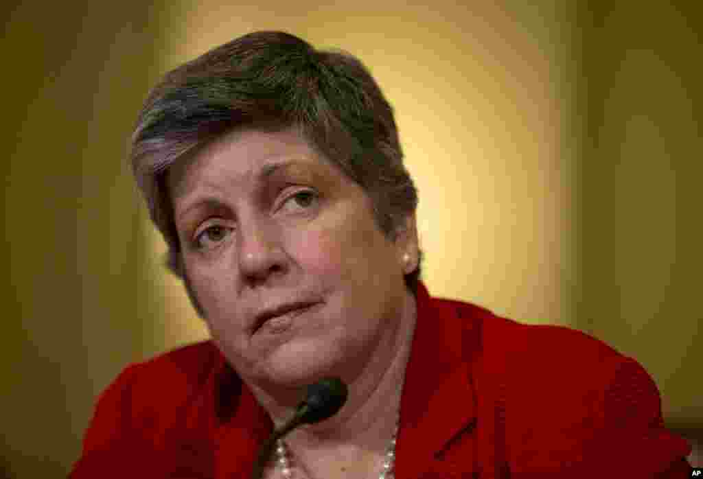 Bộ trưởng Nội an Janet Napolitano ra điều trần trước Quốc hội, nói rằng FBI đã nói chuyện với 2 người đàn ông có mặt gần chỗ bom nổ, nhưng vẫn chưa thể gọi họ là nghi can.