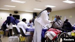 Vacinação contra a COVID-19 num centro de idosos, Munsieville Care nos arredores de Joanesburgo, África do Sul, 17 de Maio, 2021.