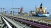 Un buque cisterna frente a la terminal de carga de una refinería de petróleo en Venezuela. Foto de archivo.