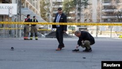 多伦多警察在汽车撞人事件现场调查