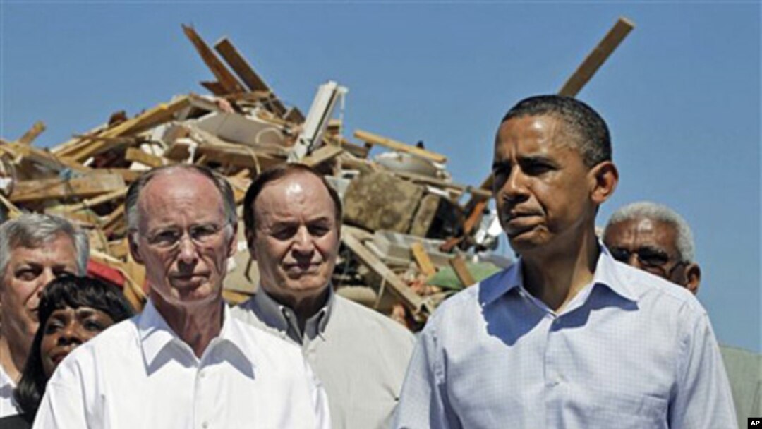 Shugaba Barack Obama tare da gwamnan Alabama, Robert Bentley (hagu) da sanata Richard Shelby daga Jihar ta Alabama a lokacin da suka ziyarci gine-ginen da guguwa ta tafi da su a garin Tuscaloosa, Jumma'a 29 Afrilu, 2011