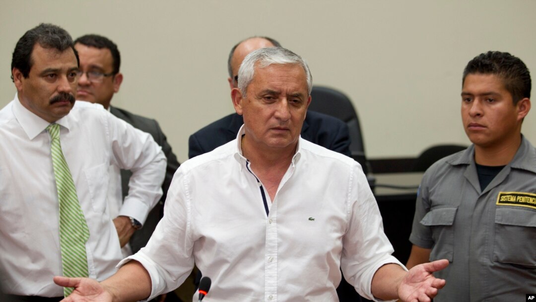 En esta foto de archivo del 28 de marzo de 2016, el expresidente guatemalteco Otto Pérez Molina, centro, habla con periodistas después de asistir a una audiencia, en un tribunal de Ciudad de Guatemala. 