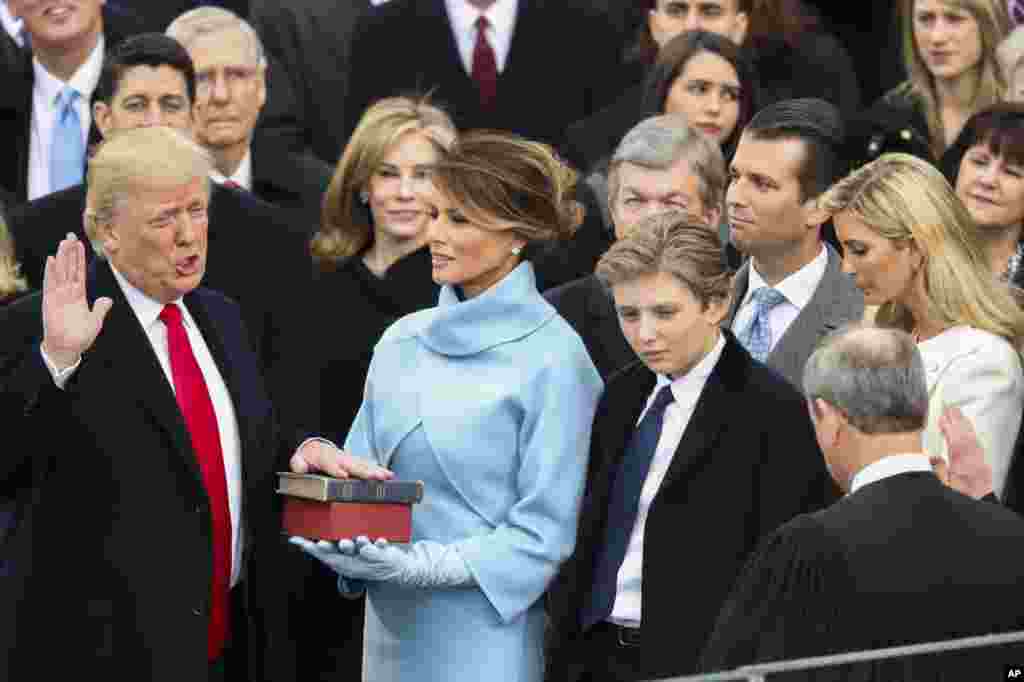 Дональд Трамп скаладє присягу, 20 січня 2017 року.