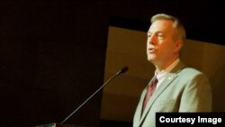 Đại sứ Ted Osius trong buổi thảo luận tại Đại học Berkeley ngày 1/10/2016. (ảnh Bùi Văn Phú)