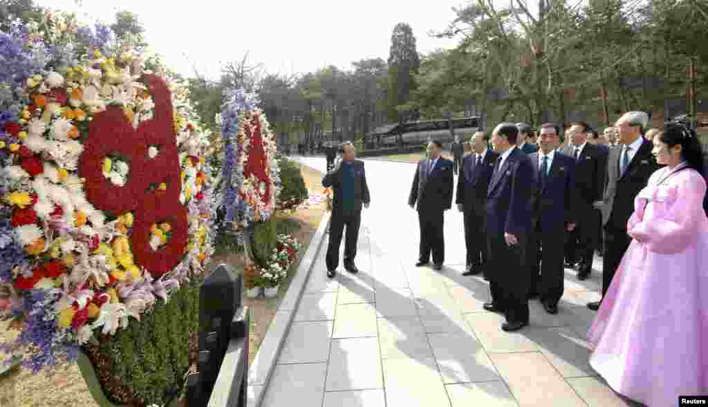 Các quan chức Bắc Triều Tiên đến thăm Mankyongdae, nơi ông Kim Il Sung chào đời nhân kỷ niệm sinh nhật 101.