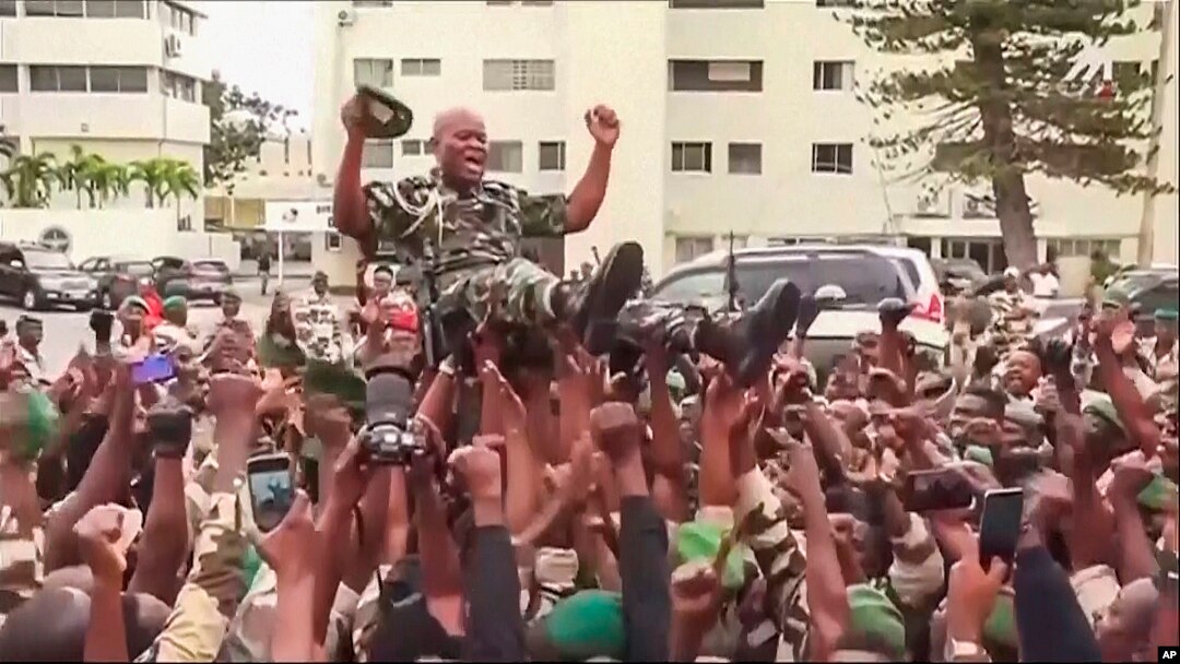Kanda ya video ikionyesha wanajeshi wakimnyanyua juu kiongozi wa mapinduzi Jenerali Brice Oligui Nguema mjini Libreville, Gabon Agosti 30, 2023.