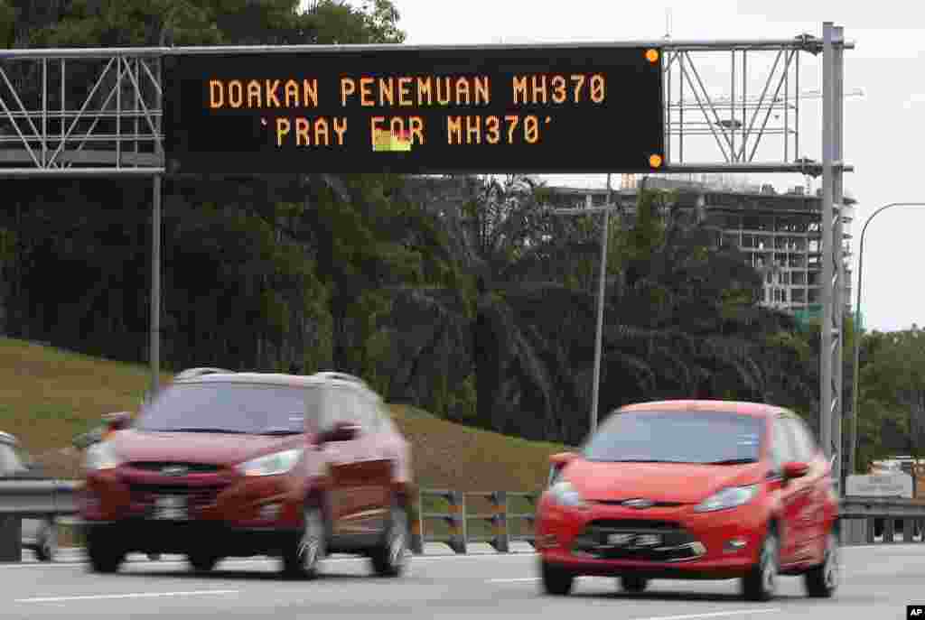 Bảng điện tử với hàng chữ "Hãy cầu nguyện cho MH370" trên đường phố ở Shah Alam, gần thủ đô Kuala Lumpur.