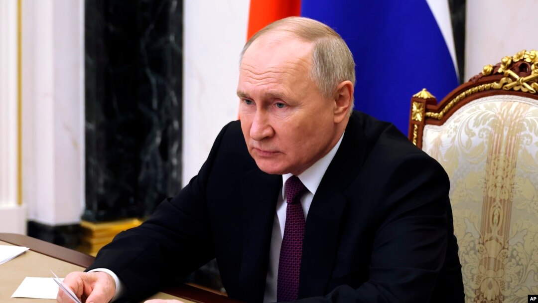 Kamuoyuna yönelik açıklamalarında amaçlarına ulaşana kadar Ukrayna'da savaşın süreceğini söyleyen Rusya Devlet Başkanı Vladimir Putin, New York Times'ın haberine göre kamuoyundan gizli bir şekilde Ukrayna’da ateşkese açık olduğunun işaretini veriyor.