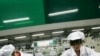 中国工人在广东龙华的富士康工厂里工作（资料照片） 