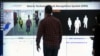 中国银河水滴公司工作人员展示该公司的步态识别技术