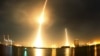 这张照片把美国民营“太空探索科技公司”（SpaceX）星期一发射“猎鹰”9号火箭（左）的景象和火箭第一级推进器返回地面回收地点（右）的景象放在一起展示。