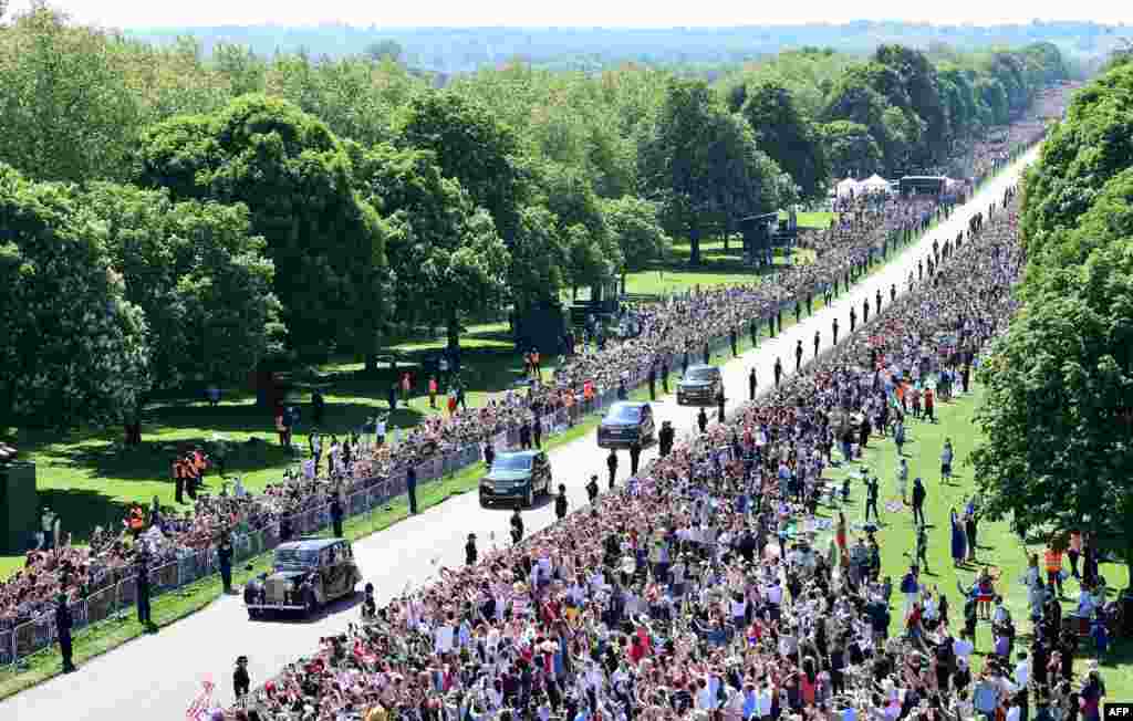 Meghan Markle and her mother, Doria Ragland, are driven along the Long Walk as they arrive for her wedding ceremony to marry Britain&#39;s Prince Harry, Duke of Sussex, at St George&#39;s Chapel, Windsor Castle, in Windsor, May 19, 2018.