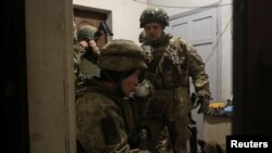 Ілюстративне фото: військовослужбовці 38-ї окремої бригади морської піхоти ЗСУ готуються до виконання бойового завдання поблизу міста Покровськ Донецької області, 10 лютого 2025 року. (Фото: REUTERS/Анатолій Степанов)