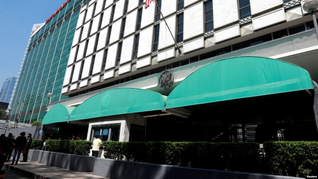 na vista general muestra a la embajada de EE. UU. en la Ciudad de México, México, que prepara para interrupciones dramáticas en su fuerza laboral después de que el gobierno suspendiera las entrevistas de visa para reducir la propagación del nuevo coronavirus.