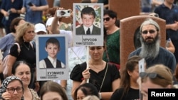 Люди беруть участь у церемонії вшанування 20-ї річниці смертоносної облоги школи на кладовищі в Беслані в регіоні Північна Осетія-Аланія, Росія, 3 вересня 2024 року. REUTERS/Сергей Пивоваров