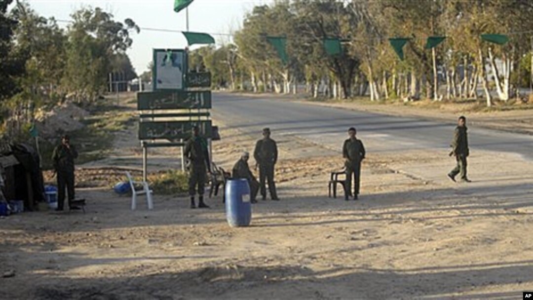 In this image taken during a trip organized by Libyan authorities, Libyan soldiers control a checkpoint near the city of Misrata, April 9, 2011